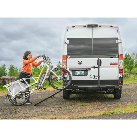 Porte-vélos à double plateau à 3 positions Yakima OnRamp LX avec rampe intégrée, sangles de roue et boucle de verrouillage pour récepteurs d'attelage de 2 pouces, noir