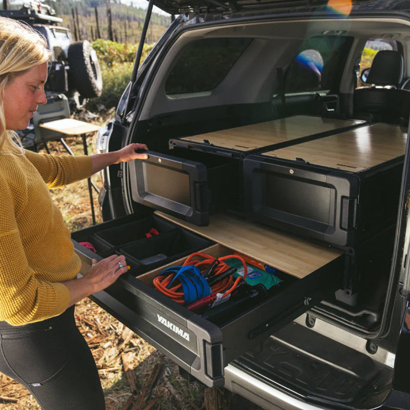 Chargez l&#39;image dans la visionneuse de la galerie, Yakima MOD Topper Grand tiroir demi-taille avec surface supérieure finie, glissières de tiroir et serrure SKS pour l&#39;organisation des tiroirs, noir
