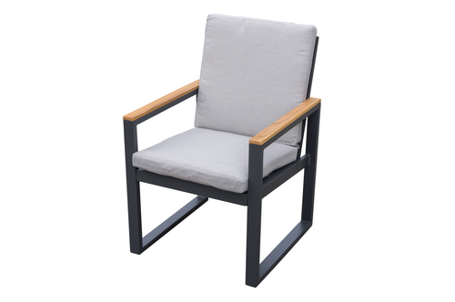 MOSS MOSS-6006C - Collection Maroma, Chaise en aluminium anthracite avec accoudoirs de forme carrée avec inserts en bois de teck. Coussin de dossier et d'assise beige cousus ensemble 49,2